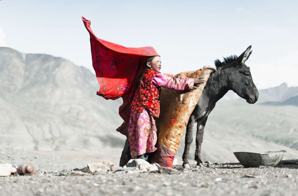 Ein Mädchen mit ihrem Esel in Pamir, Whakan Corridor – Afghanistan.