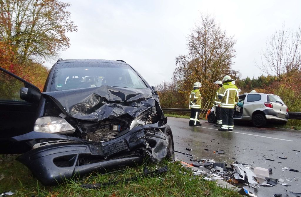 Auf der Landstraße L1185 bei Aichtal im Kreis Esslingen kam es am 6. November zu einem schweren Unfall.