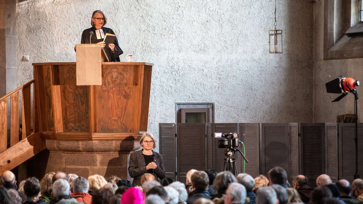 Oberkirchenrätin Annette Noller spricht zur Eröffnung der 30. Vesperkirche in der Leonhardskirche.
