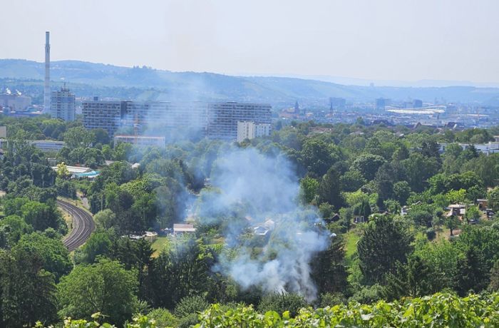 Feuerwehreinsatz in Stuttgart-Münster: Gartenhütte am Schnarrenberg brennt total ab – Zeugen gesucht