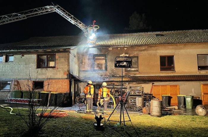 Traktor-Brand greift auf Haus über – hoher Schaden