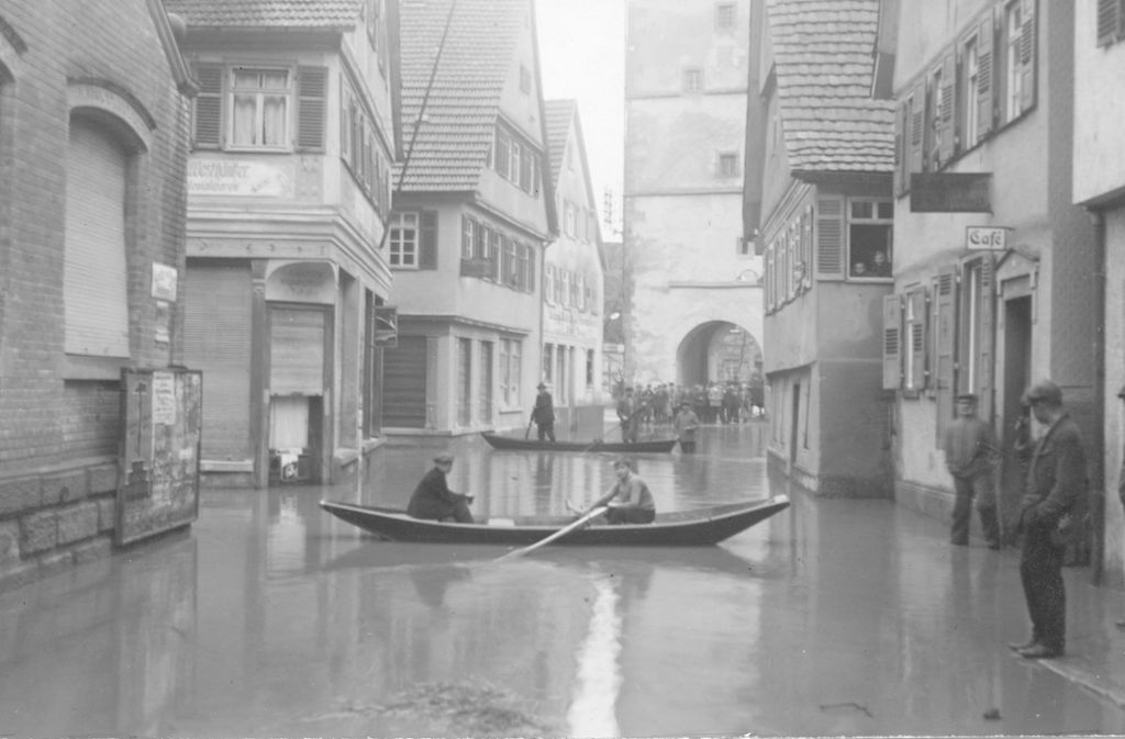 Die Lange Straße beim Beinsteiner Tor ließ sich ausschließlich im Ruderboot überqueren.