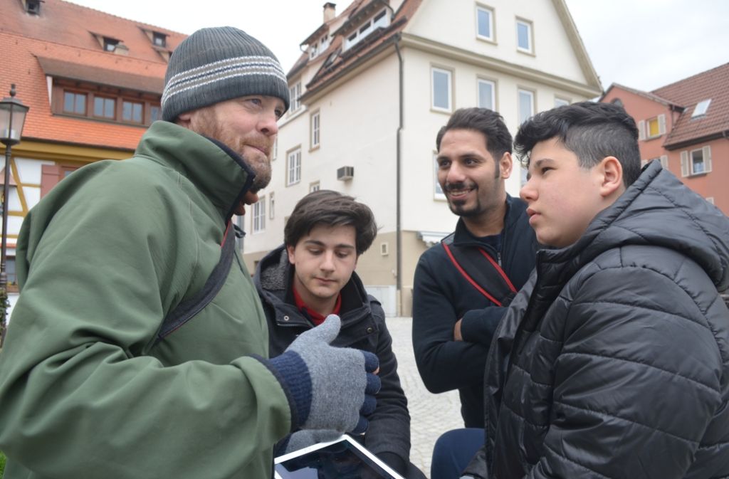 Star-Fotograf und Gewinner des World Press Photo Awards 2015: Warren Richardson (li.) ist in Rottenburg am Neckar zu Besuch. Hier ist er im Gespräch mit zwei Jugendlichen und Atheer Salah Aldeen, Fotograf aus dem Irak (2.v.re.)