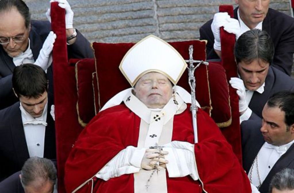 4. April 2005: Der Leichnam von Papst Johannes Paul II. wird zur Aufbahrung in den Petersdom in Rom getragen.