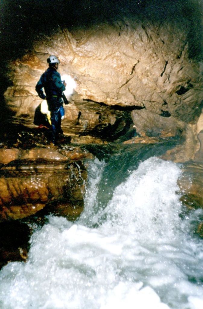 Frankreich im November 1999: Zehn Tage müssen sieben Höhlenforscher in der Vitarelles-Grotte (Gouffre des Vitarelles) bei Gramat in Südwestfrankreich ausharren.