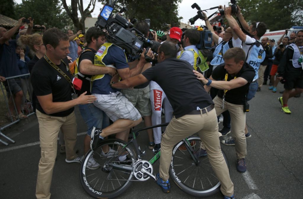 Diese Journalisten können es offenbar kaum abwarten, Michael Matthews zu filmen, und springen dabei sogar über sein Fahrrad.