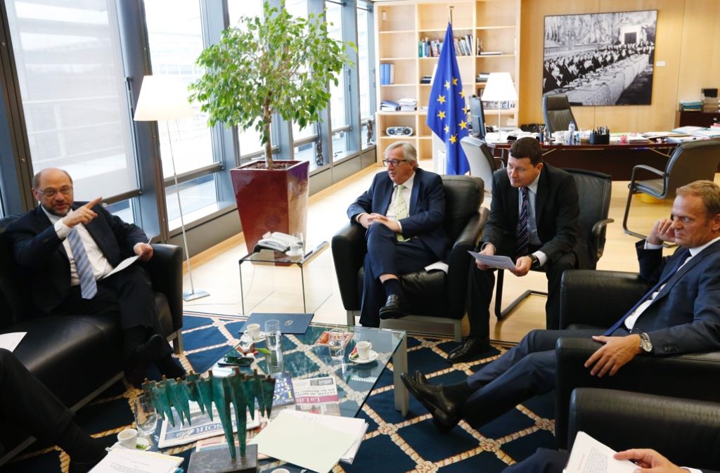 Martin Schulz, Jean-Claude Juncker, Martin Selmayr und Donald Tusk beraten sich. Foto: AFP