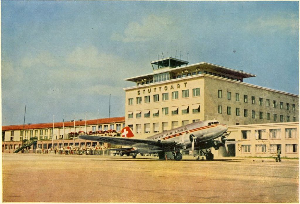 "Ansichtskarte ca.1955, Druckvermerk: Reiseandenken A.M.Binder,Stuttgart-Flughafen. Vor dem Empfangsgebäude eine Douglas DC 3 der Swissair", schreibt VZZZ-Chronist Karl-Eberhard Schulz.