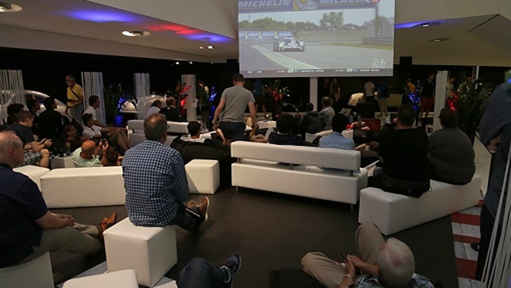  Das Porsche Museum überträgt das berühmte 24-Stunden-Rennen von Le Mans auf mehreren Leinwänden. Und selbst die Mitarbeiter des Konkurrenz-Teams schauen mit. 