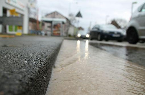 Ein Wasserrohrbruch in Bad Cannstatt führt zu Verkehrsbehinderungen. Foto: 7aktuell.de/Jens Pusch