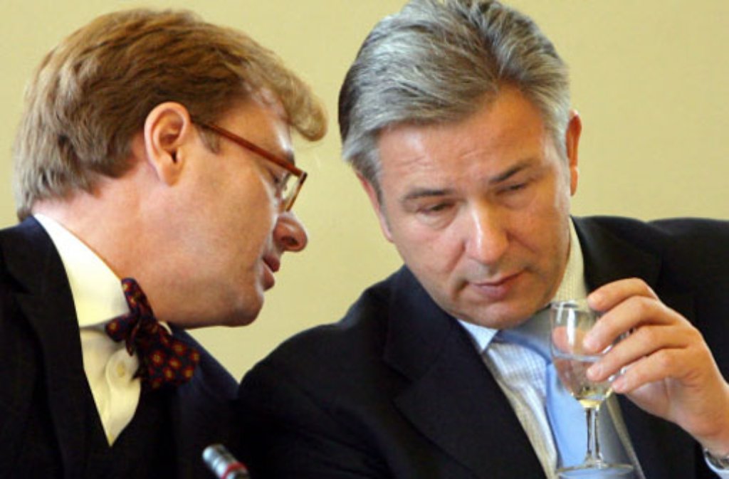 Berlins Regierender Bürgermeister Klaus Wowereit (rechts) im Dezember 2006 mit seinem ehemaligen Staatssekretär für Kultur, André Schmitz. Foto: dpa