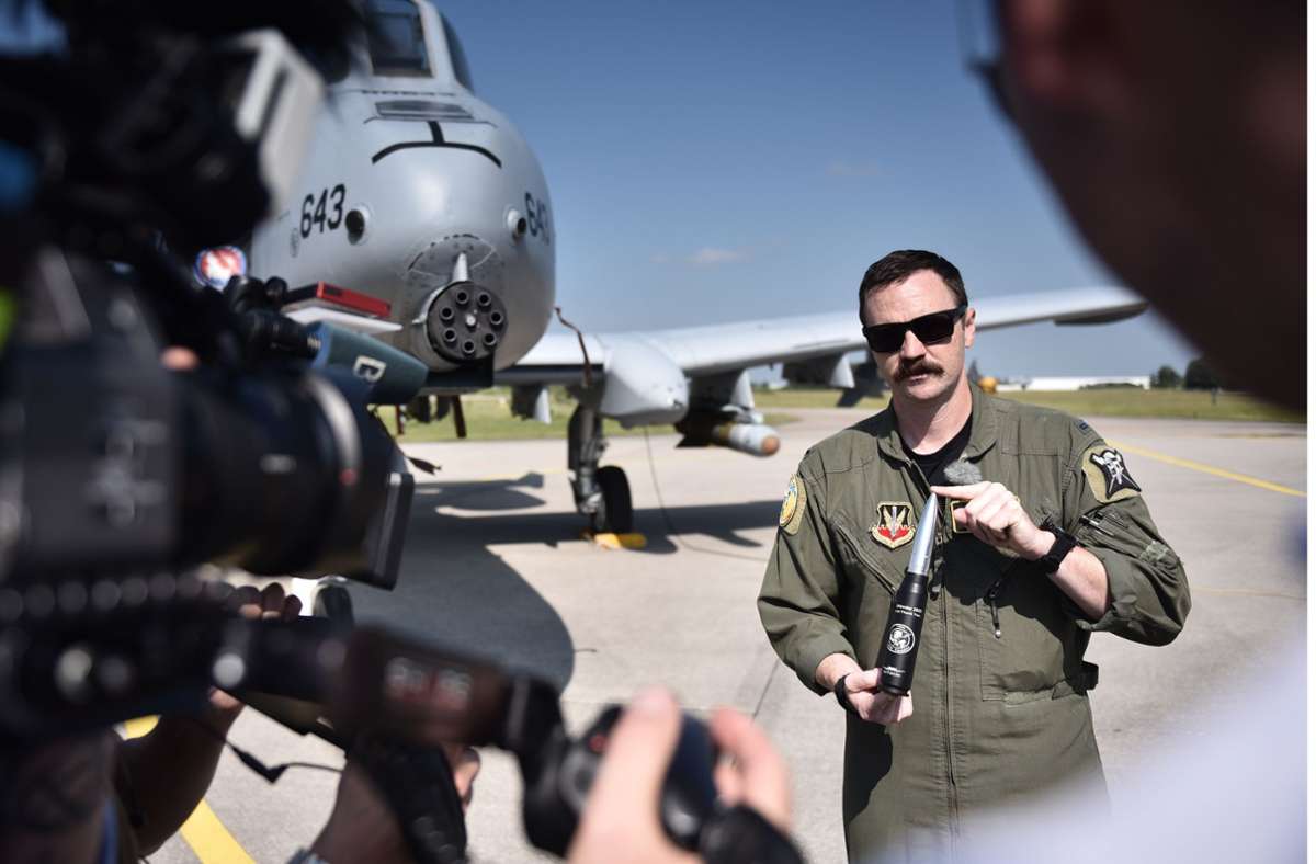 Leutnant Brad Lynch von der Idaho Air National Guard präsentiert eines der 30-mm-Geschosse, die seine A-10 verschießt.