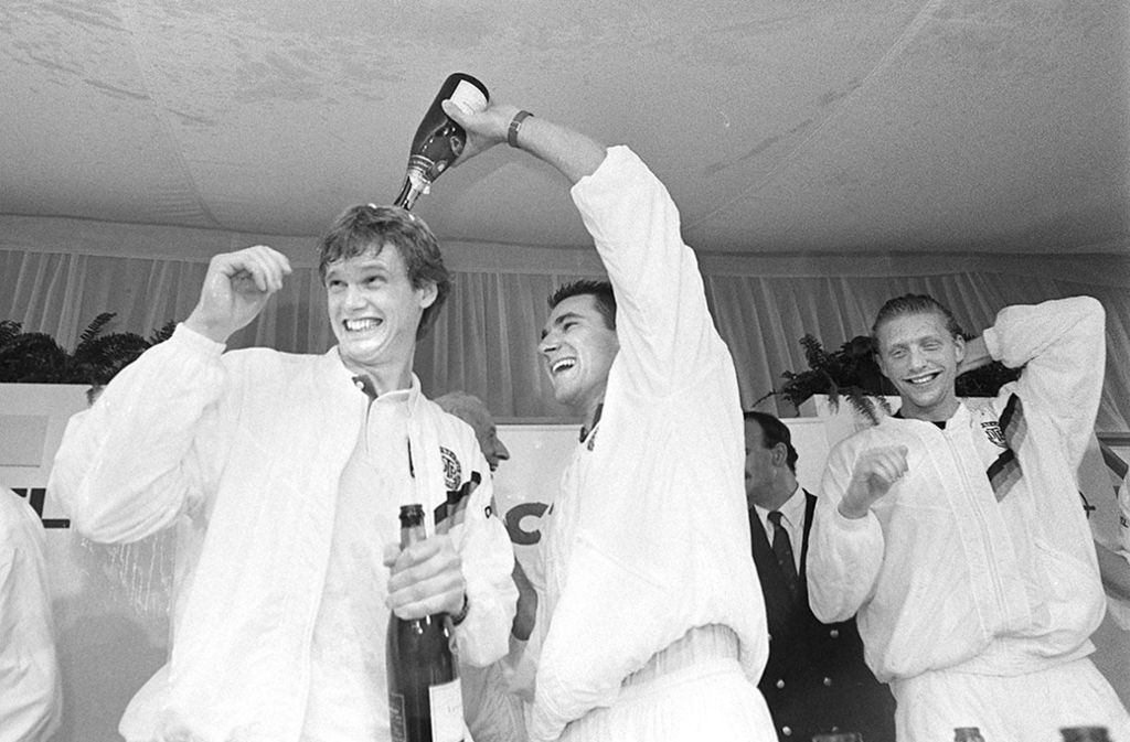 Auf der Pressekonferenz ging es ausgelassen zu. „Charly“ Steeb (Mitte) übergießt Eric Jelen (links) und Boris Becker mit reichlich Champagner.