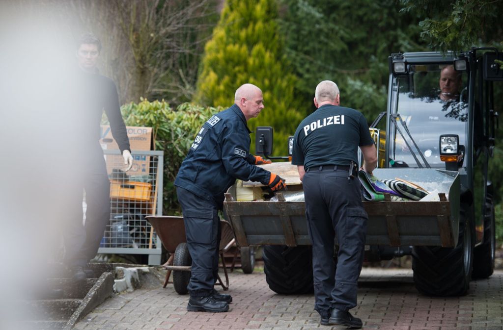 Auf dem ehemaligen Grundstück eines mutmaßlichen Serienmörders in Lüneburg sucht die Polizei nach Hinweisen auf weitere Verbrechen. Foto: dpa