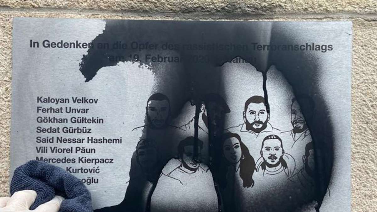 Diskussion um Gedenkort in Stuttgart: Illegale Hanau-Gedenktafel am Rathaus beschmiert – Tatti-Wirt putzt