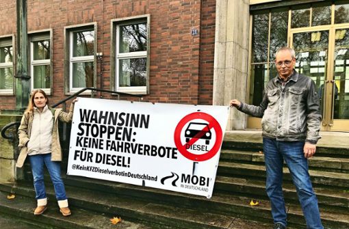 Vor dem VGH-Gebäude in Mannheim demonstrieren wenige Fahrverbots-Gegner. Foto: Bild: Rafael Binkowski