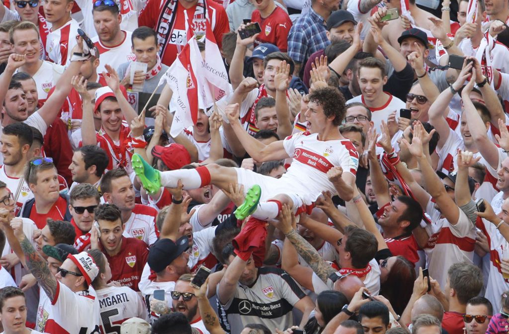 Die ihre Helden auf Händen tragen: Fans des VfB feiern Benjamin Pavard nach dem Aufstieg 2017. Foto: Baumann
