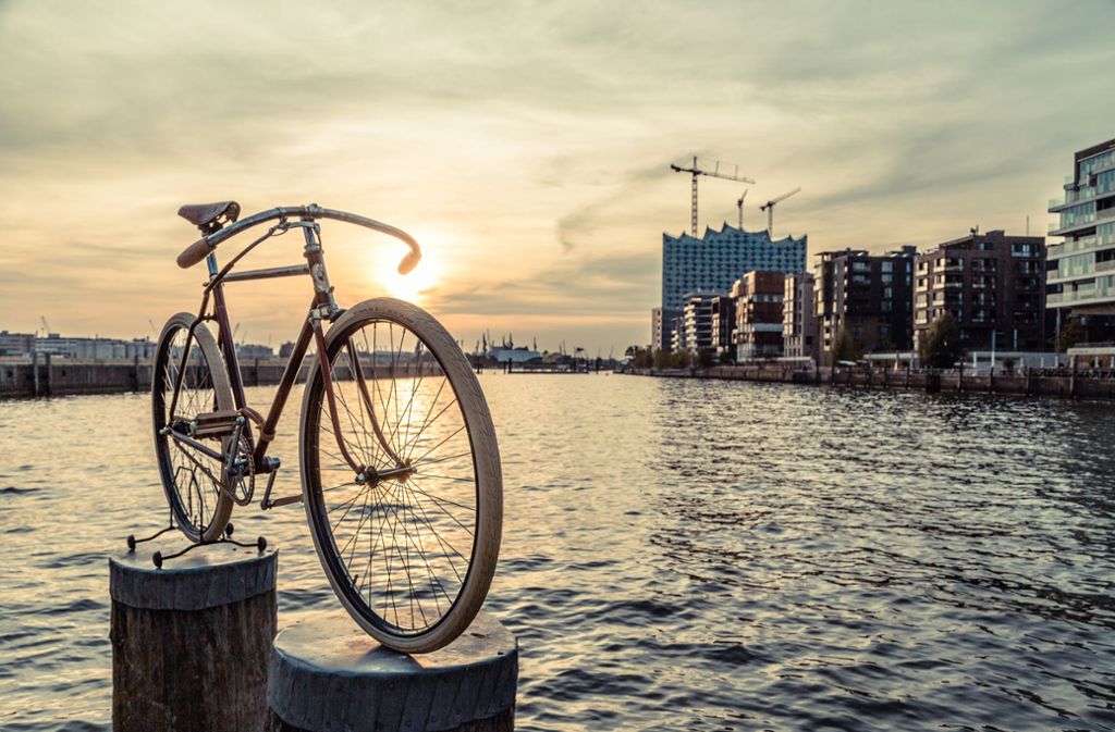 Ein historisches Fahrrad macht sich auch als Hamburger Fotomodel nicht schlecht. Im Hintergrund die Elbphilharmonie.