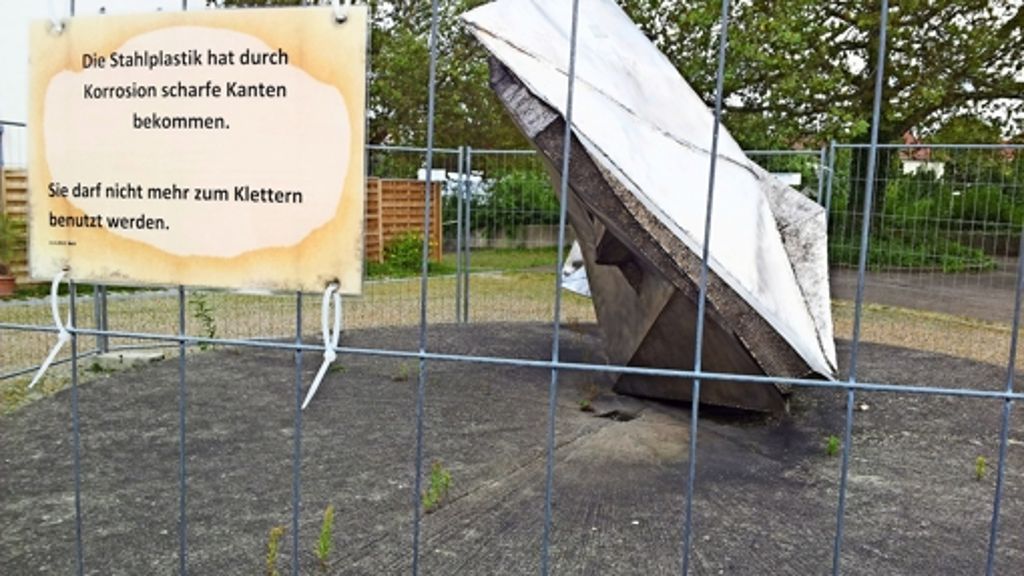 Kunst im Osten war zwei Jahre lang abgesperrt: Skulptur zieht vom Schulhof in den Kulturpark