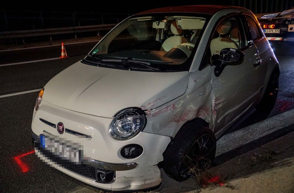 Die beiden Insassen stiegen aus, um die Unfallstelle abzusichern, als gerade in diesem Moment aus Richtung Stuttgart ein Fiat heran fuhr. Der 49-jährige Fiat-Fahrer erkannte im letzten Augenblick die Situation und wich aus. Der Fiat streifte den Opel, aber nicht die neben dem Fahrzeug stehenden 18-Jährigen.