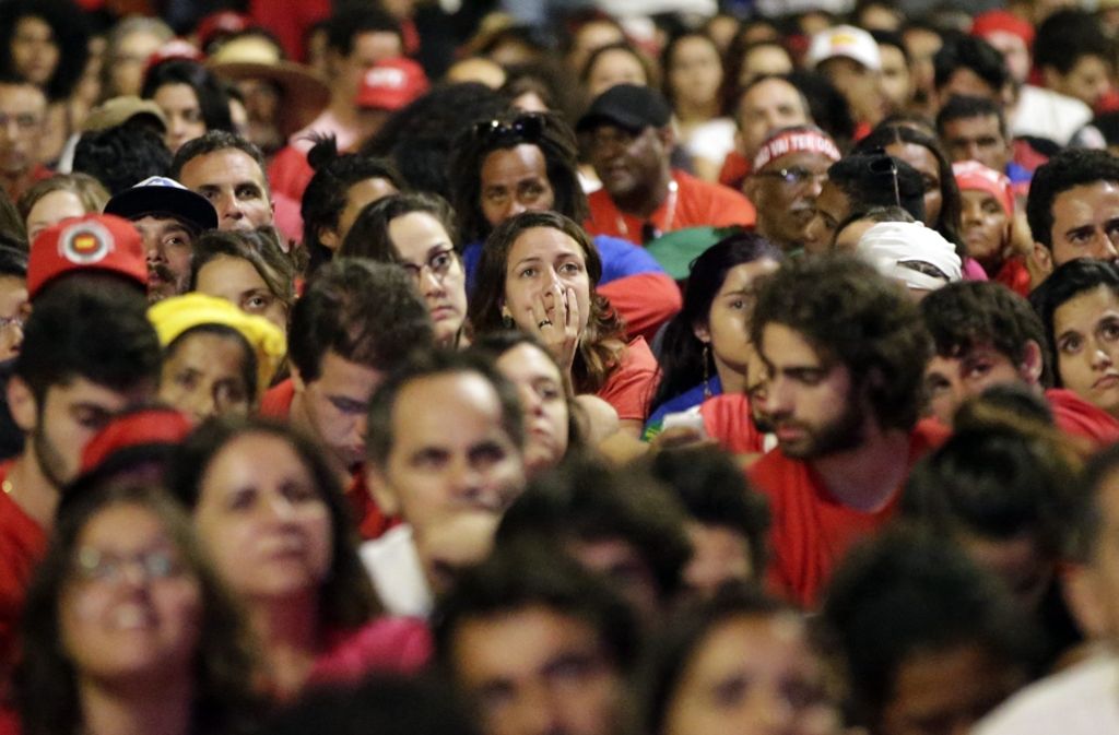 Voller Spannung harrten die Zuschauer stundenlang aus und erwarteten das Resultat. Hier sieht man die Unterstützer der kommunistischen Partei (PT) von Rousseff.