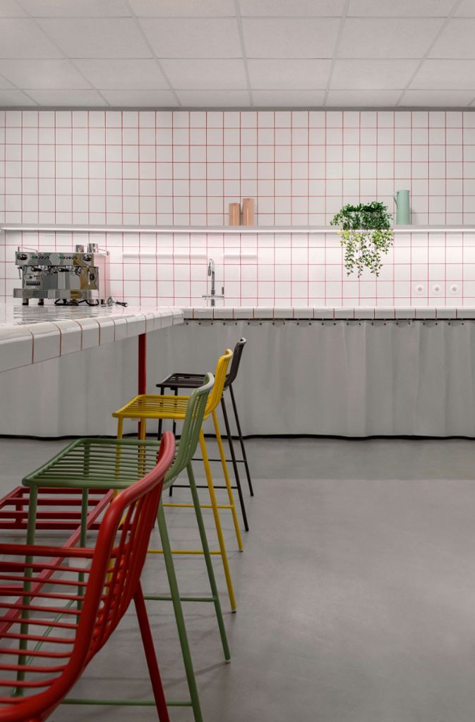 Herzstück des Büros Futurice ist die Küche, hier kommen alle Mitarbeiter und alle Farben zusammen. Wenn man alle Farben der Meetingräume mischt, erhält man Grau - also bildet eine graue Küche einen neutralen Hintergrund für bunt gemischte Stühle.