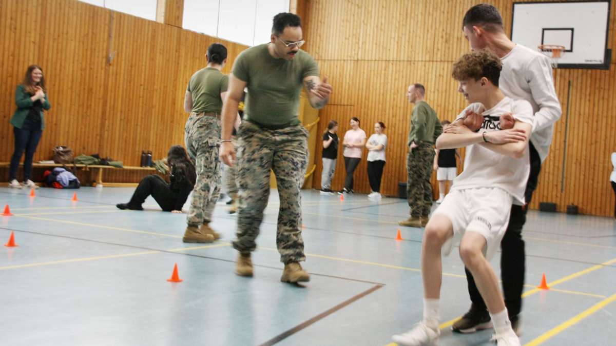 Ungewöhnliche Sportstunde in Leinfelden-Echterdingen: Jugendliche testen mit den US Marines ihre Fitness