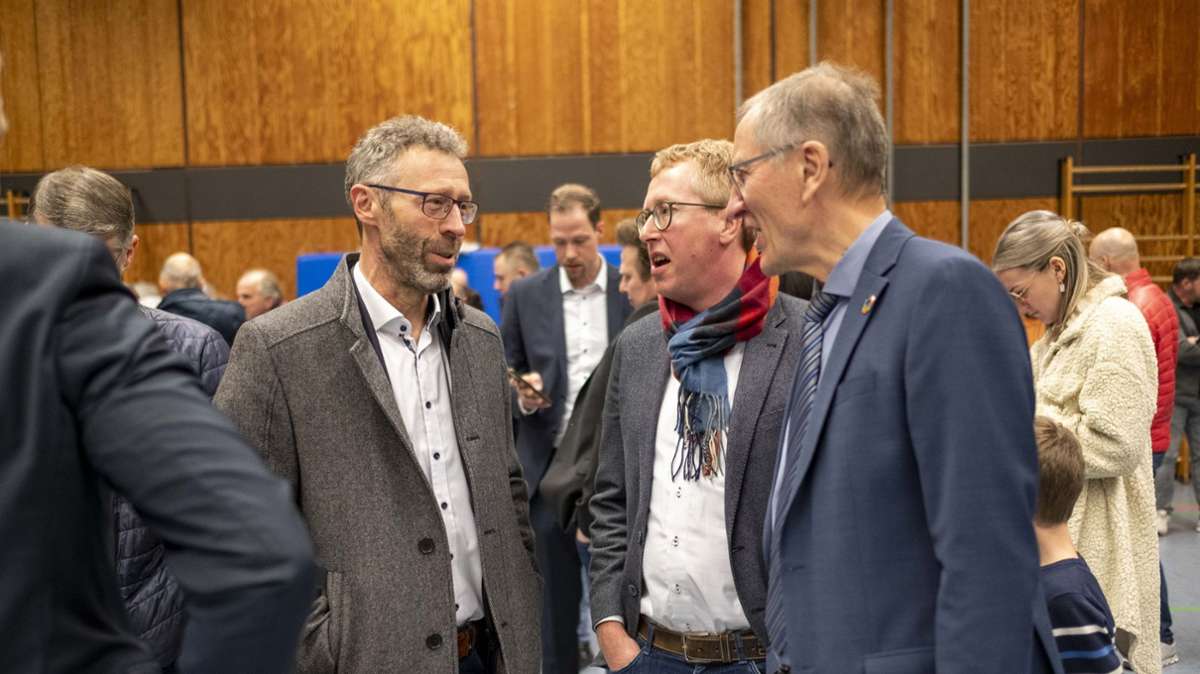 Unter den Zuschauern waren auch Kommunalpolitiker (von rechts): Thomas Sprißler aus Herrenberg, Michael Burkhardt aus Jettingen und Landrat Roland Bernhard