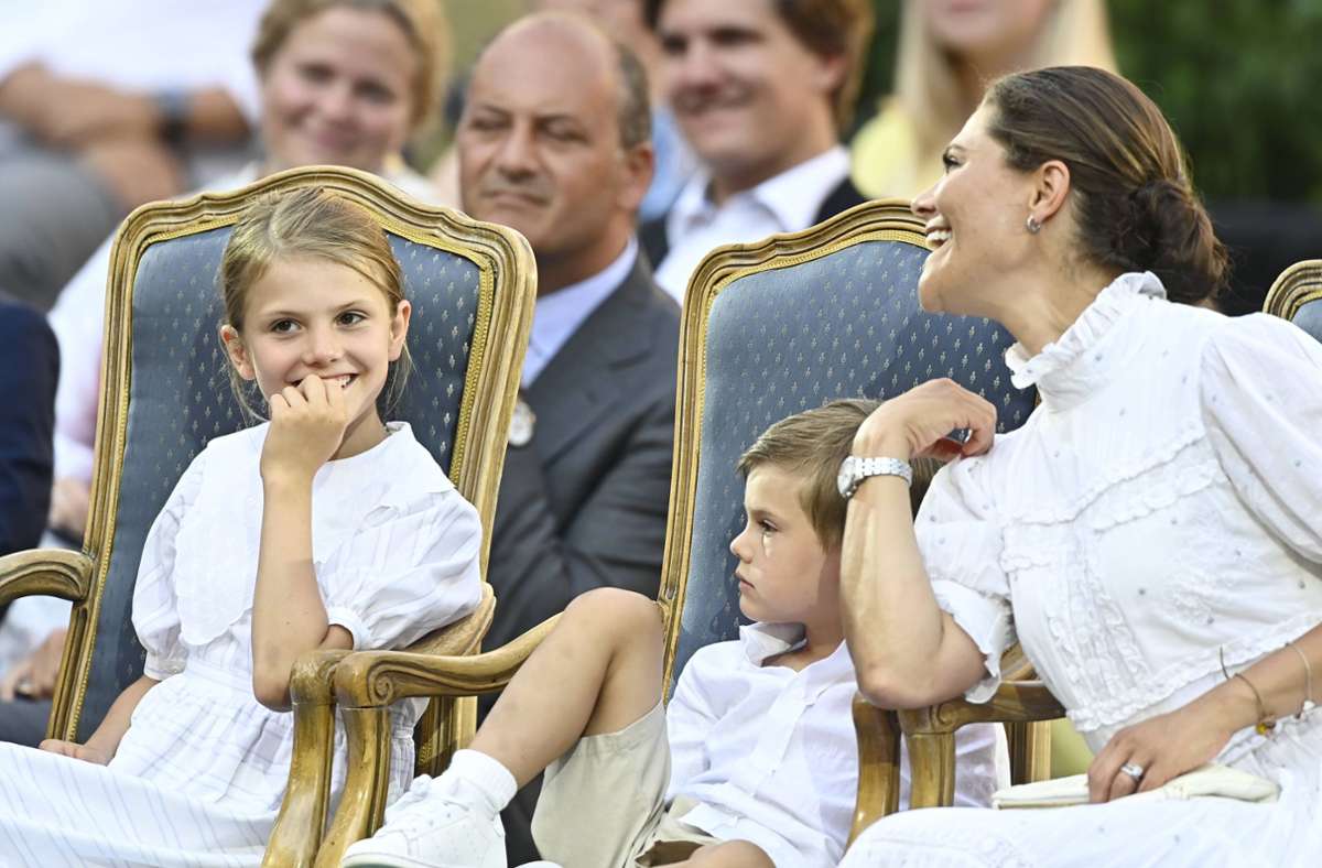 Das Geburtstagskind Kronprinzessin Victoria scherzt mit ihren Kindern, Prinzessin Estelle und Prinz Oscar.