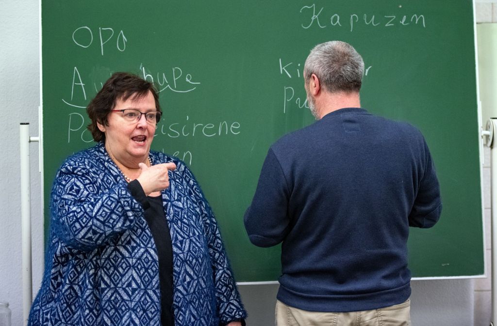 Birgit Kunzmann spricht den Doppelkonsonant im Wort Pulli aus.