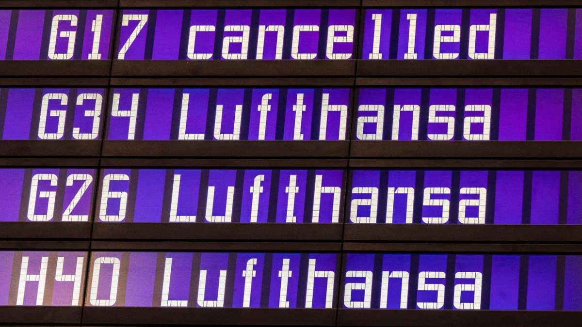 Anzeigetafel am Flughafen München: Die Flugbegleiterinnen und Flugbegleiter der Lufthansa und der Lufthansa Cityline streiken.