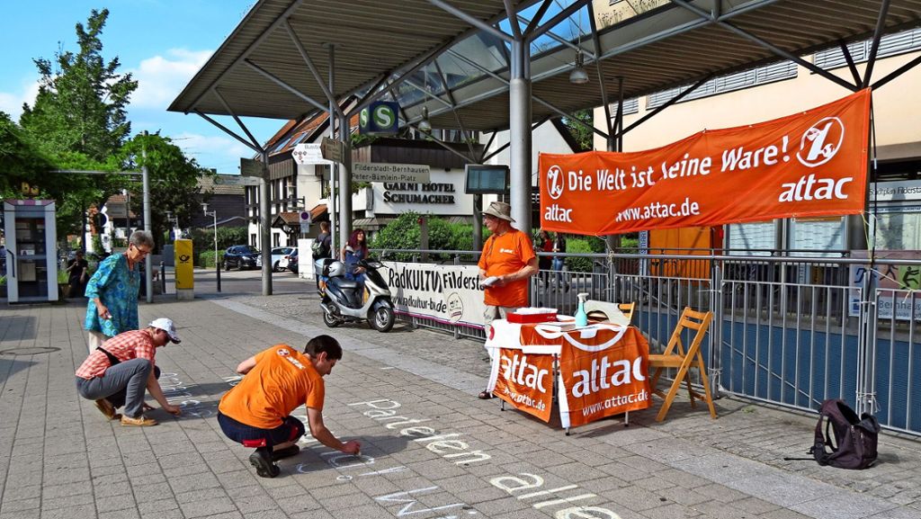  Beim S-Bahnhof in Filderstadt-Bernhausen haben Attac-Mitglieder eine politische Botschaft auf den Boden geschrieben. Damit wollen sie die Bürger zu mehr Einflussnahme auf die Politik ermuntern. 