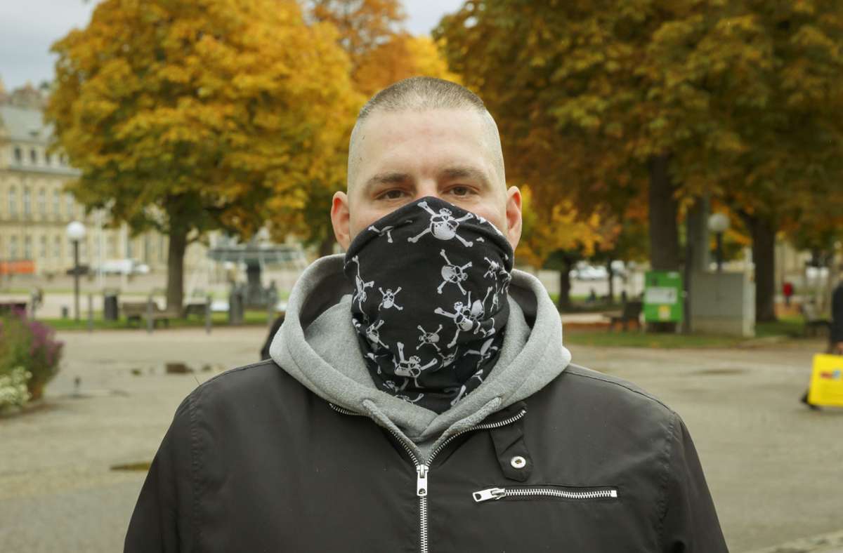 Tobias Deisinger, 38, Einzelhandelskaufmann: „Ich verstehe die Regelungen relativ gut. Maskenpflicht ist in der U-Bahn, in Einkaufsläden und im Innenstadtring. Das stand ja auf den Screens in der U-Bahn-Station, dass Stuttgart die Maskenpflicht verschärft.“