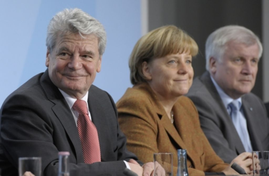 Gauck wird deshalb gemeinsamer Kandidat der schwarz-gelben Koalition sowie der Opposition – eine Entscheidung, die offenbar gerade der Kanzlerin nicht leicht gefallen ist.