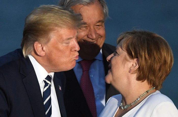 Das Netz lacht über Trump-Schmatzer für Merkel