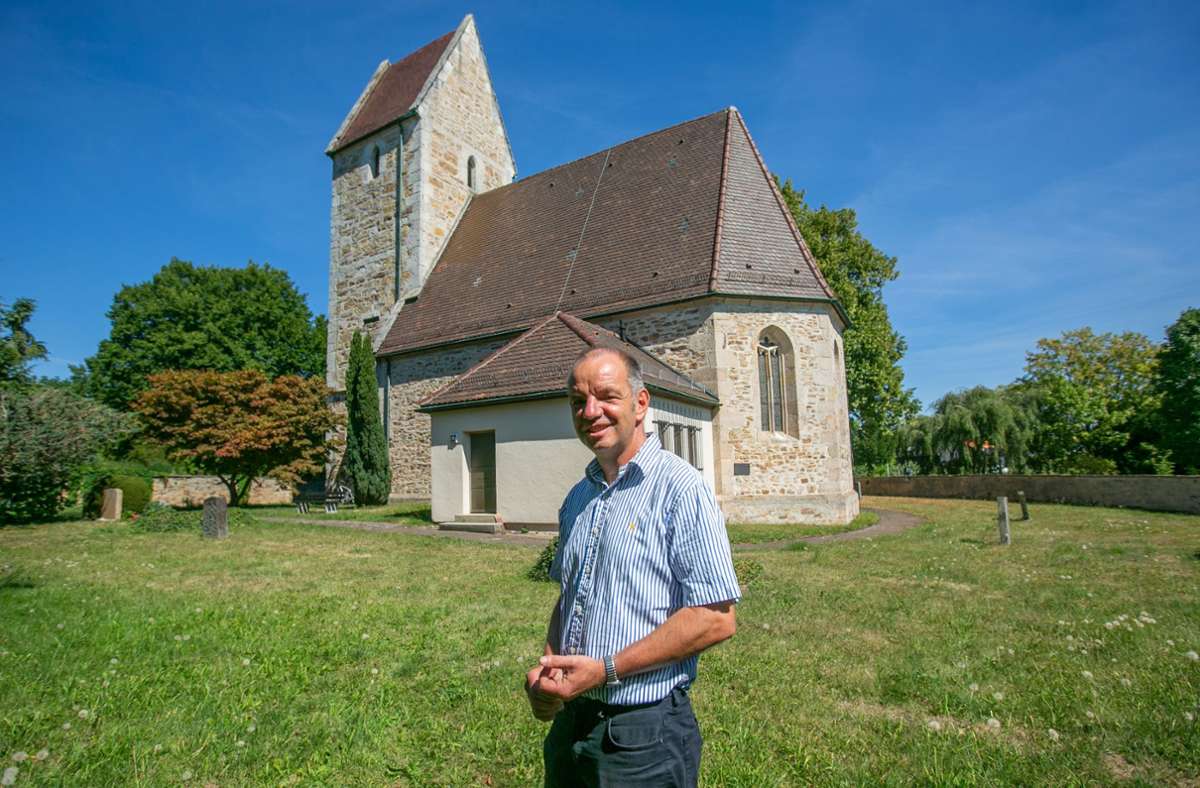 Konrad G. Mohl ist seit 2006 Pfarrer in Aichelberg. Er findet die Feldkirche faszinierend.