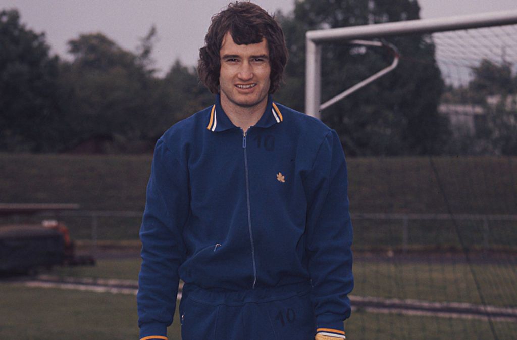 Gerhard Heinze (heute 69 Jahre alt) war zwar nur 1,76 Meter groß, aber er besaß ein gewaltiges Sprungvermögen. Der Neu-Ulmer stand von 1967 bis 1975 zwischen den VfB-Pfosten und absolvierte 190 Bundesliga-Spiele. Nach dem Abstieg des VfB schloss er sich 1975 dem MSV Duisburg an.