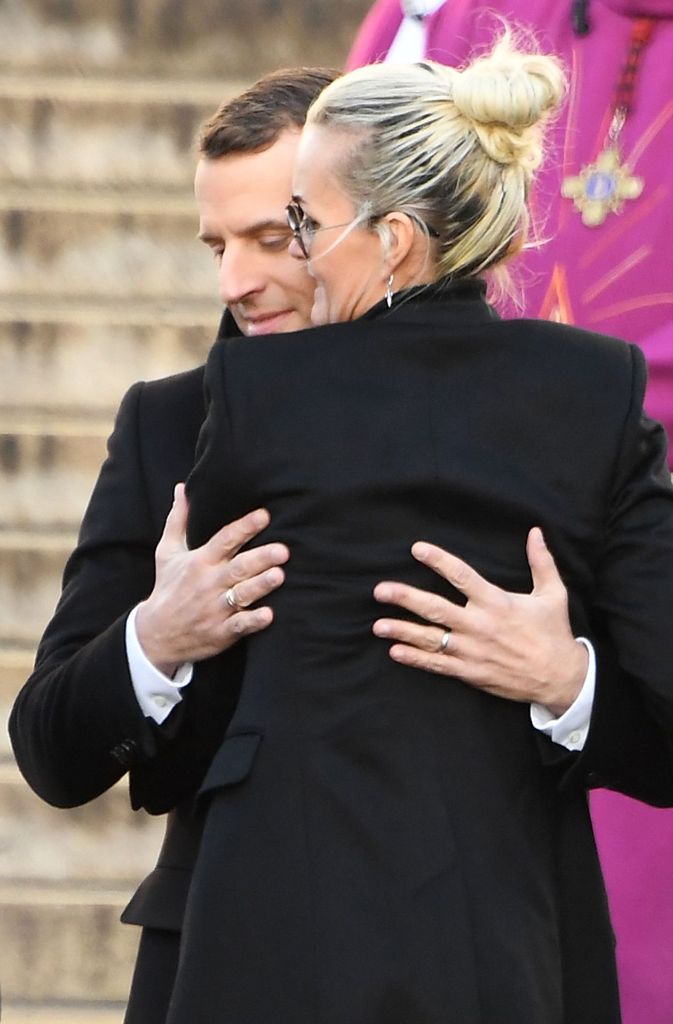 Präsident Macron (hier mit der Witwe Laeticia Hallyday) hielt eine bewegende Trauerrede.