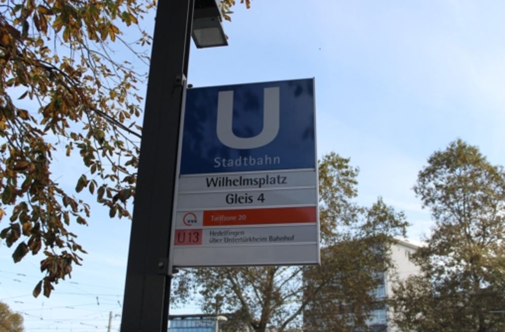 Wer mit der Stadtbahnlinie U 13 an der Badstraße ankommt und mit der U 1 oder U 2 weiterfahren will, muss ein zweispurige Straße überqueren.