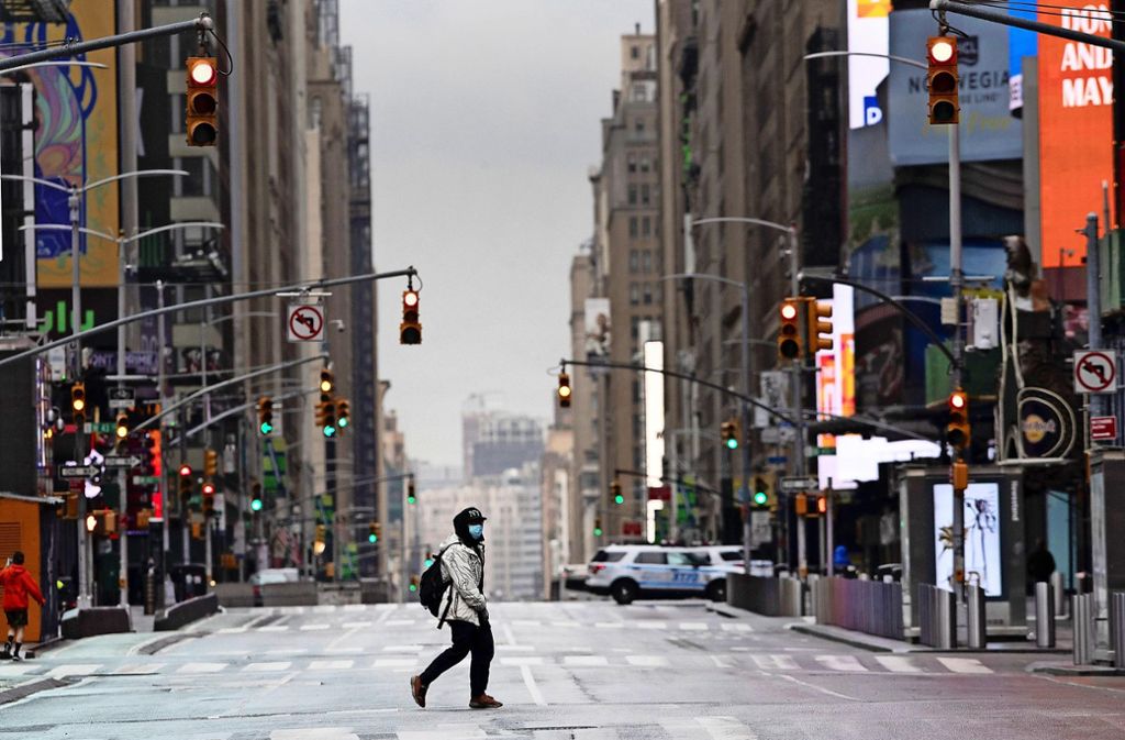 Ein Mann überquert Anfang April den leeren Times Square in New York City.