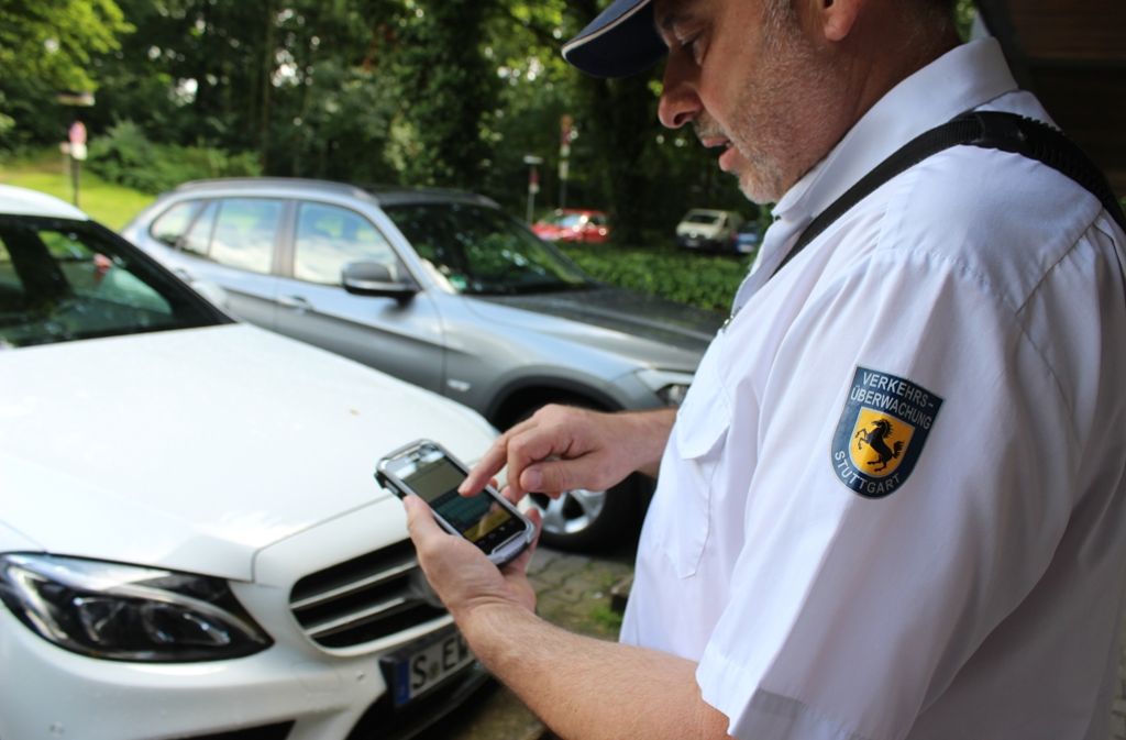 Parksünder registriert Wolfgang Grohs mit seinem elektronischen Erfassungsgerät. Jedes falsch parkende Fahrzeug nimmt er mit Kennzeichen, Hersteller und Farbe in das System auf.
