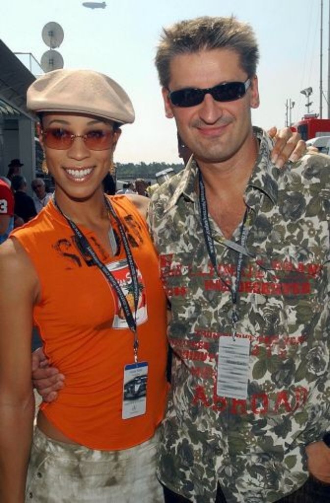 ... schmälerte das allerdings keineswegs. Hier ist der zweifach geschiedene Bietigheimer mit seiner Ex-Freundin, der Schweizer Sängerin Nubya, bei einem Formel-1-Rennen auf dem Hockenheimring zu sehen, mit der er ...