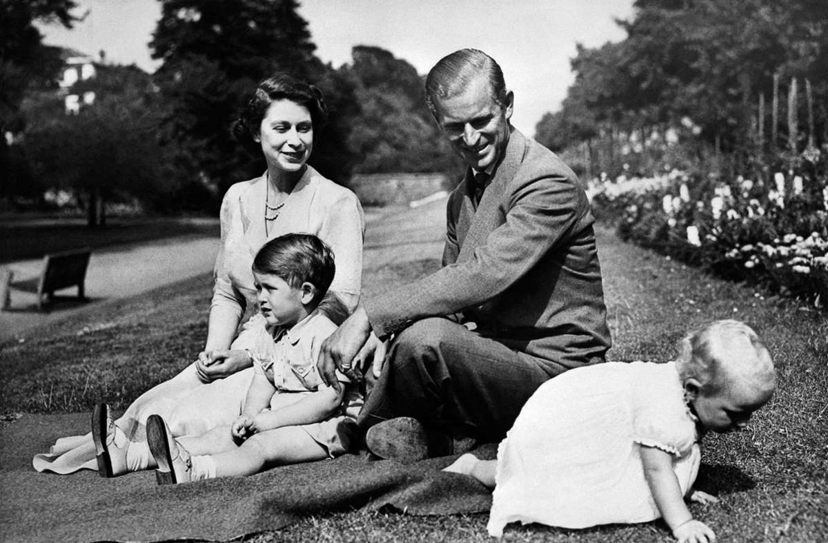 1952: Letzte Tage als Prinzessin – Elizabeth, Philip und die Kinder Charles und Anne. Am 6. Februar 1952 stirbt King George VI. und Elizabeth wird Königin.