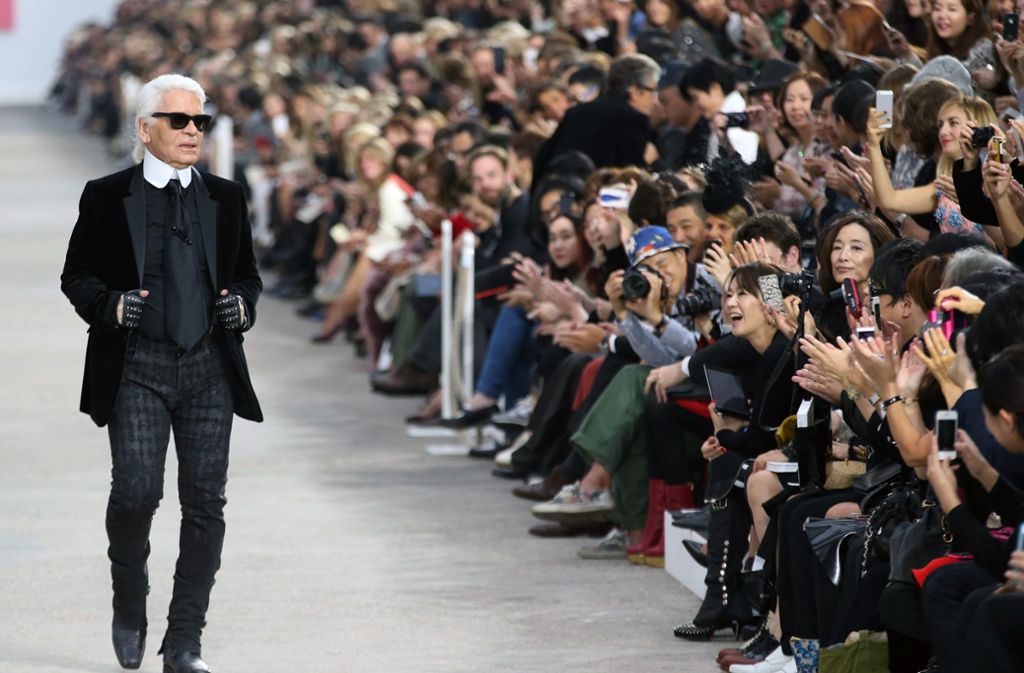 Gefeierter Designer im Rampenlicht: Karl Lagerfeld bei seiner Chanel-Schau 2014. Die berühmte Modekritikerin Suzy Menkes sagte über ihren langjährigen Bekannten: „Lagerfeld mochte keine Menschen um sich herum, und das ist schlimmer geworden nach dem Tod seines geliebten Freundes, der Ende der Achtziger an Aids starb.“