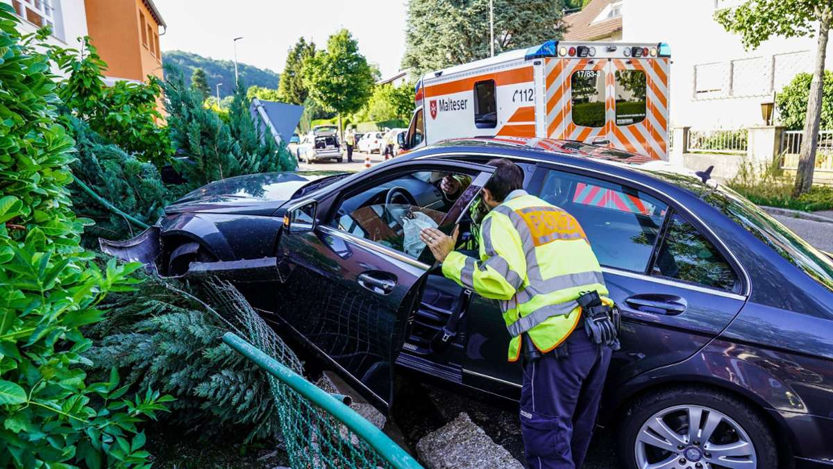 Schwerer Unfall in Reichenbach: 78-Jähriger kracht mit Auto in Grundstücksmauer