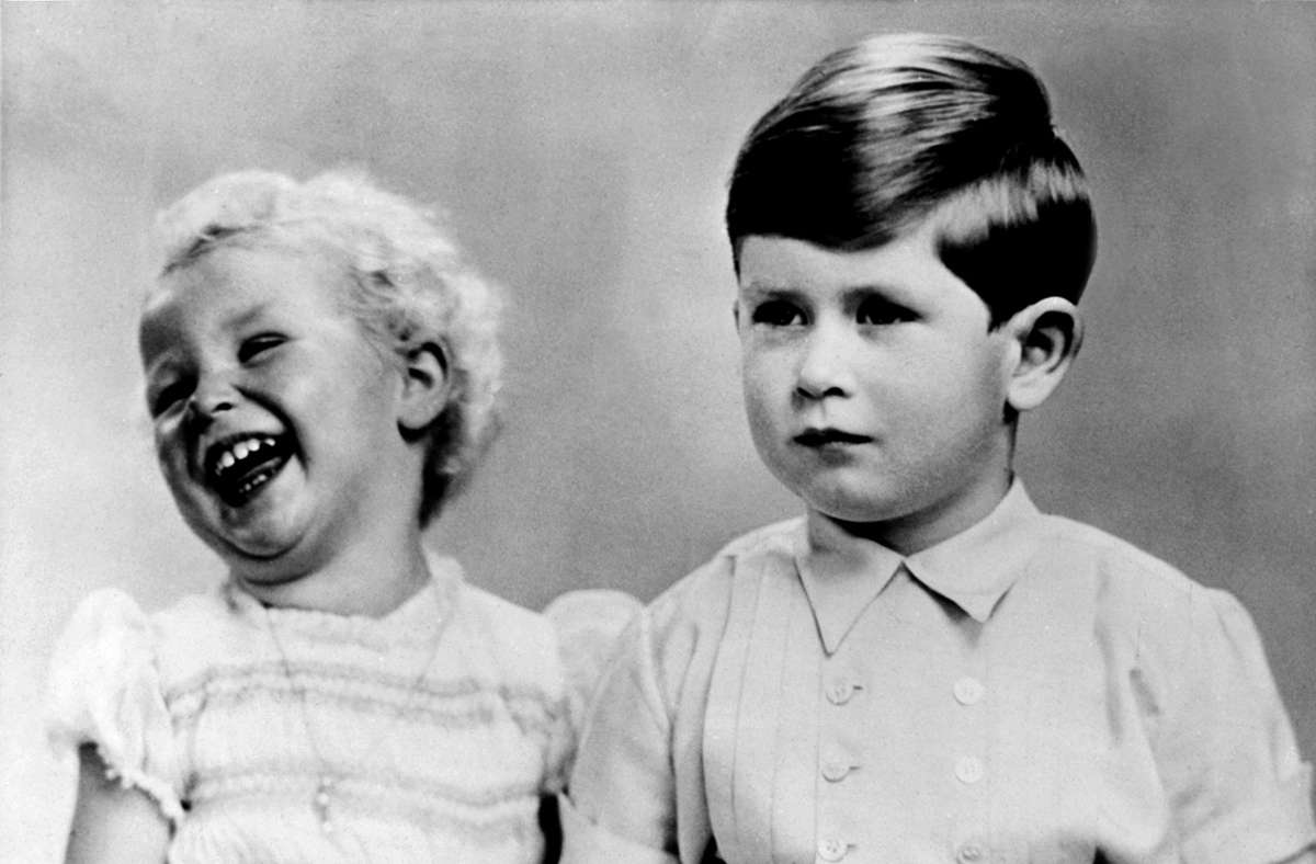 1953: Als sie fürs Familienalbum fotografiert wird, muss Anne herzlichen lachen – bei ihrem älteren Bruder Charles reichts gerade mal so für die Andeutung eines Schmunzelns.