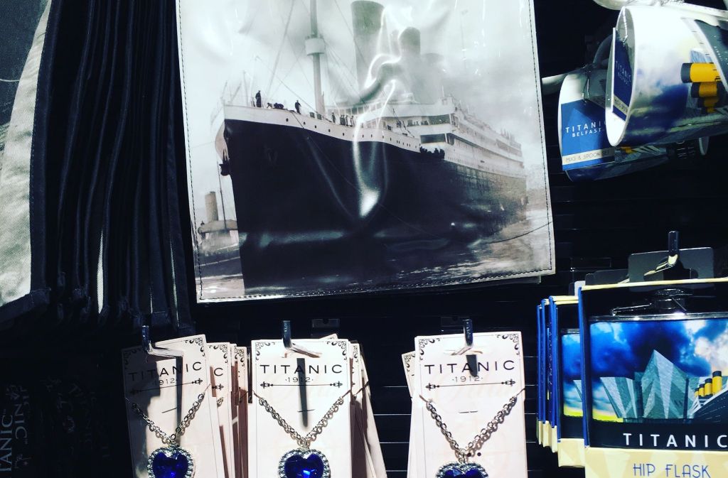 Natürlich kann man im Museumsshop Devotionalien des „Titanic“-Films kaufen. Zum Beispiel den Anhänger „Das Herz des Ozeans“.