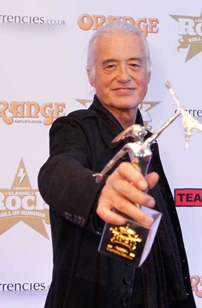Led-Zeppelin-Legende Jimmy Page mit dem "Innovator"-Preis, den er an Wilko Johnson überreichte.