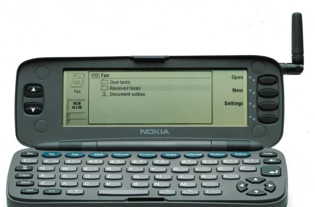 1996 brachte Nokia den „Nokia 9000 Communicator“ auf den Markt. Als eine der wichtigsten Funktionen wurde angepriesen, dass das aufklappbare Gerät auch Faxe senden und empfangen konnte.