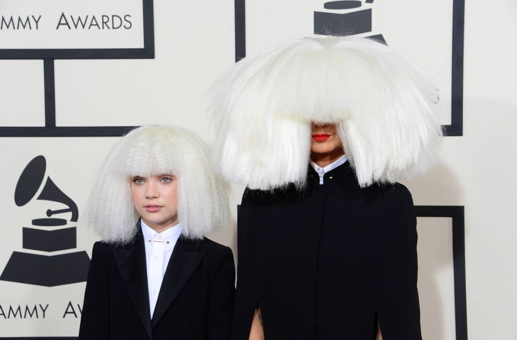 Die Sängerin Sia (rechts) zeigt sich nicht gerne. Sie versteckt sich hinter einer gigantischen Frisur.